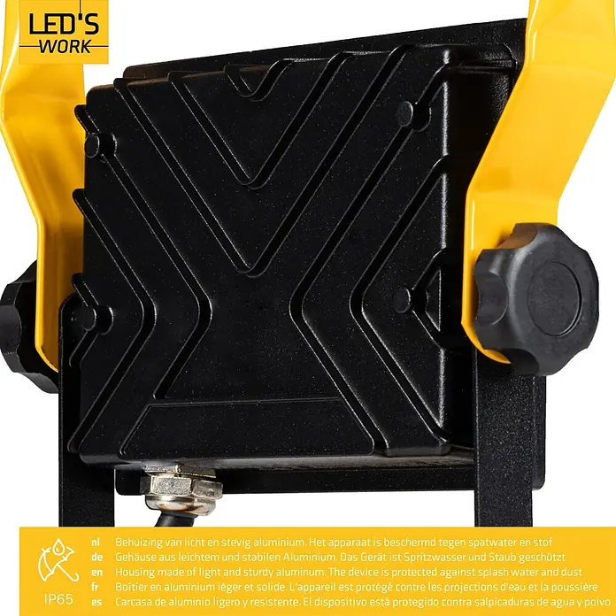 LED's work LED-Arbeitsleuchte - L x B x H: 18 x 18 x 24 cm, 2.700 lm, Lichtfarbe: Neutralweiß, Netzbetrieben, IP65 - Schwarzer LED-Arbeitsscheinwerfer mit gelben Akzenten, aus leichtem, stabilem Aluminium, spritzwasser- und staubgeschützt (IP65).