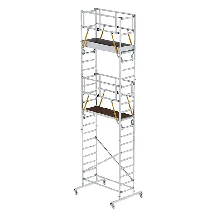 Munk Rollgerüst Aluminium Standard Rollgerüst SG mit 7,20m Arbeitshöhe - Arbeitshöhe: 7.200 m - Zweistöckiges fahrbares Gerüst mit silbernem Aluminiumrahmen, braunen Plattformen und Rollen für leichte Bewegung.