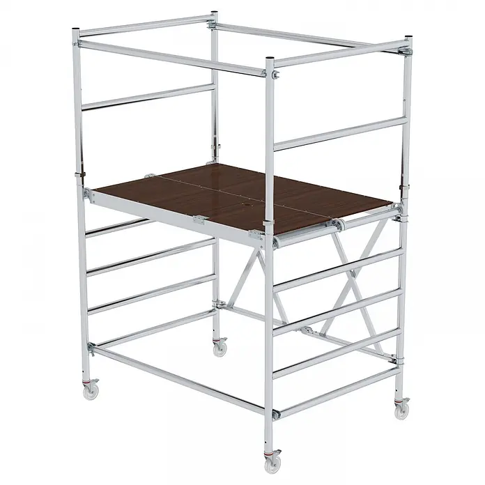Munk Rollgerüst Klappgerüst mit Ausbaueinheit 135cm Breite 3,60m AH - Arbeitshöhe: 3.600 m - Rollgerüst aus silbernem Metall mit brauner Holzplattform und Rollen.