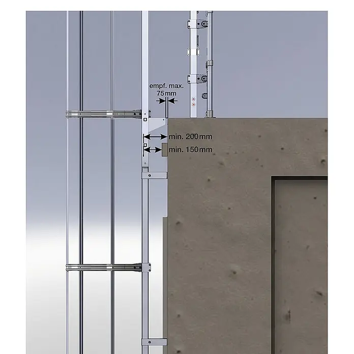 Munk Anlegeleiter ortsfeste Steigleitern Aluminium, 15,96m SH - Aluminium - Diagramm eines silbernen Metall-Glasfassaden-Montagesystems, zeigt Befestigung am Gebäude mit angegebenen Abständen.