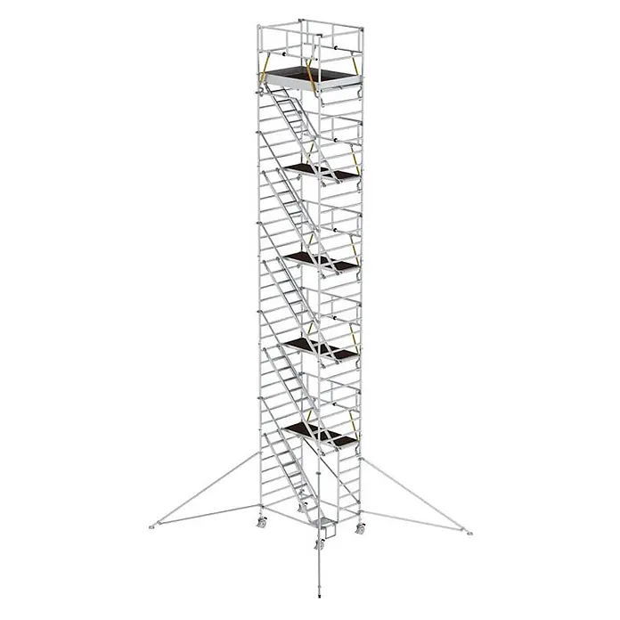 Munk Rollgerüst Rollgerüst SG mit Schrägaufstiegen 1,35x1,80m und Ausleger 12,35m AH - Arbeitshöhe: 12.350 m - Hoher, mobiler Aluminium-Gerüstturm mit innenliegenden Treppen und mehreren Plattformen, gestützt durch Ausleger und Rollen.