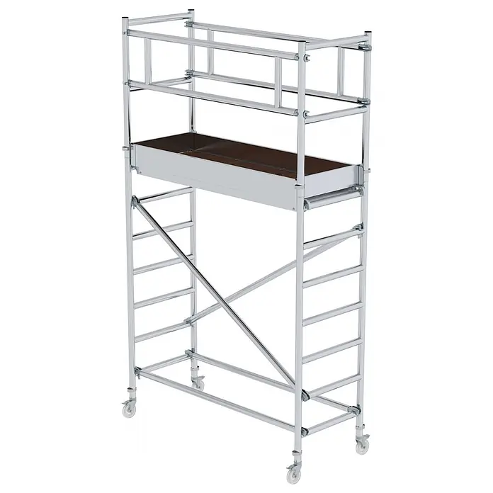 Munk Rollgerüst Aluminium Standard Rollgerüst 4,20m AH (DIN EN 1004:2005) - Arbeitshöhe: 4.200 m - Mobiles Gerüst aus silbernem Aluminium mit brauner Arbeitsplattform und Rollen, ausgestattet mit Leitern und Geländern.