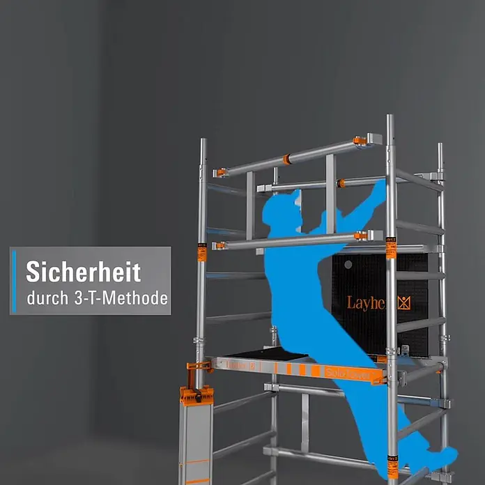 Layher Rollgerüst Rollgerüst SoloTower 5,15m Arbeitshöhe - Arbeitshöhe: 5.150 m - Silbernes Aluminium-Rollgerüst mit orangefarbenen Akzenten und schwarzen Plattformen. Eine blaue Silhouette demonstriert die 3-T-Sicherheitsmethode.