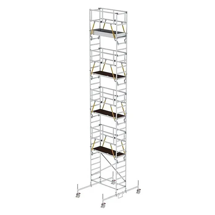 Munk Rollgerüst Rollgerüst SG 0,75x1,80m Plattform 10,58m AH - Arbeitshöhe: 10.580 m - Hohes, silbernes Aluminium-Rollgerüst mit mehreren braunen Plattformen und gelben Streben, auf Rollen für einfache Verschiebung.