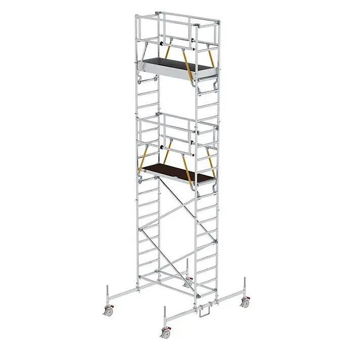 Munk Rollgerüst Rollgerüst SG 0,75x1,80m Plattform 7,78m AH - Arbeitshöhe: 7.780 m - Silbernes fahrbares Gerüst mit zwei dunklen Plattformen, Geländern und stabilisierenden Auslegern auf Rollen.