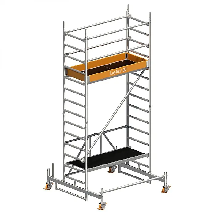 Layher Rollgerüst Rollgerüst Zifa Sicherheitsaufbau P2 4,76m AH - Arbeitshöhe: 4.760 m - Mobiles Aluminium-Rollgerüst mit schwarzer Plattform und orangefarbener Werkzeugablage auf verriegelbaren Lenkrollen.