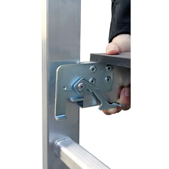 Munk Rollgerüst ML Rollgerüst 3m AH mit Teleskopauslegern - Arbeitshöhe: 3.000 m - Silberne Metallhalterung mit schwarzer texturierter Plattform wird von Hand an einer Leiterstufe befestigt.