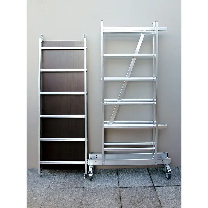 Munk Rollgerüst ML Rollgerüst 3m AH mit Teleskopauslegern - Arbeitshöhe: 3.000 m - Modulare Aluminium-Gerüsteinheiten, eine mit dunklen Plattformen, die andere ein rollbares Gestell.