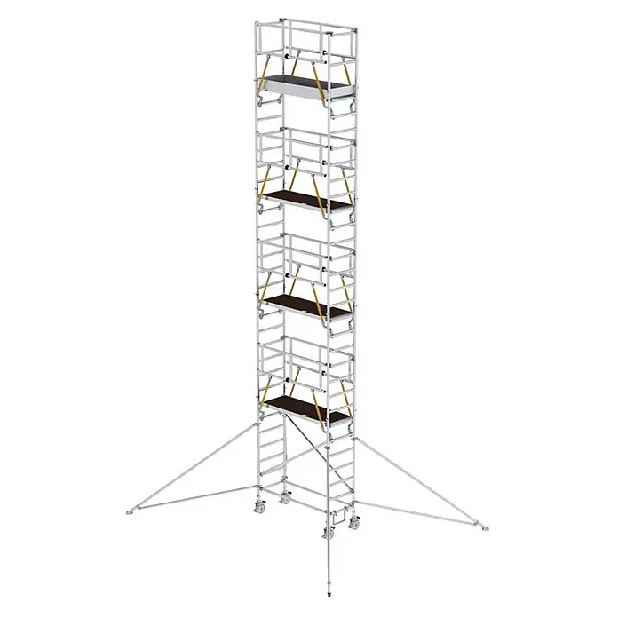 Munk Rollgerüst Rollgerüst SG mit Ausleger 0,75x1,80m Plattform 10,39m AH - Arbeitshöhe: 10.390 m - Hohes, silbernes Aluminium-Rollgerüst mit mehreren braunen Arbeitsplattformen, gelben Streben, Rollen und Stabilisatorauslegern.