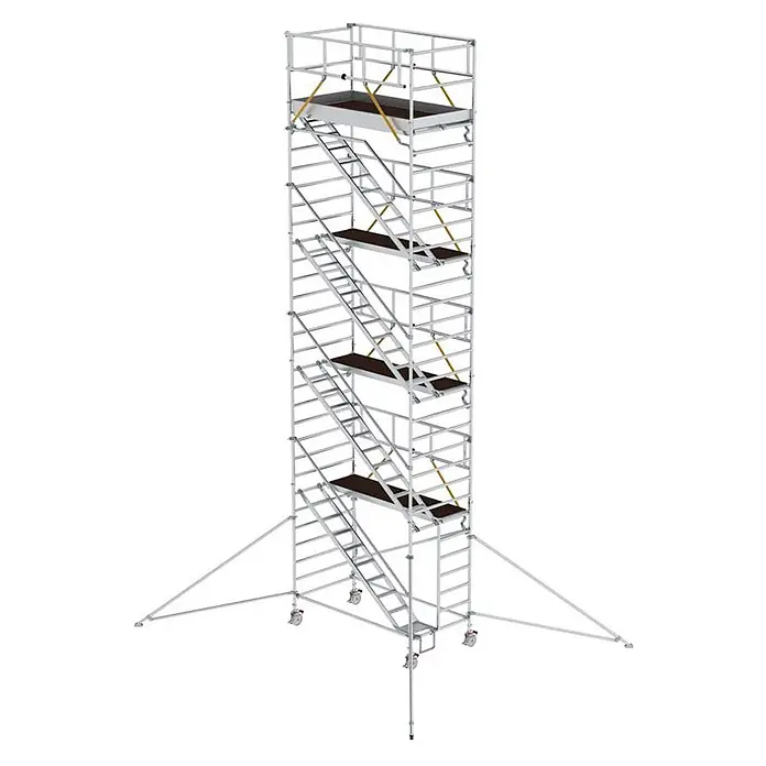 Munk Rollgerüst Rollgerüst SG mit Schrägaufstiegen 1,35x2,45m und Ausleger 10,39m AH - Arbeitshöhe: 10.390 m - Hohes, mobiles Gerüst aus silbernem Metall mit innenliegenden Treppen, mehreren braunen Plattformen, Rollen und Auslegern für Stabilität.