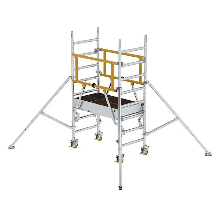 Munk Rollgerüst Flexxtower SG mit Sicherheitsgeländer 6,10m AH - Arbeitshöhe: 6.100 m - Mobiles Aluminium-Rollgerüst in Silber mit gelben Sicherheitsgeländern, dunkler Plattform, Rädern und Stützstreben.