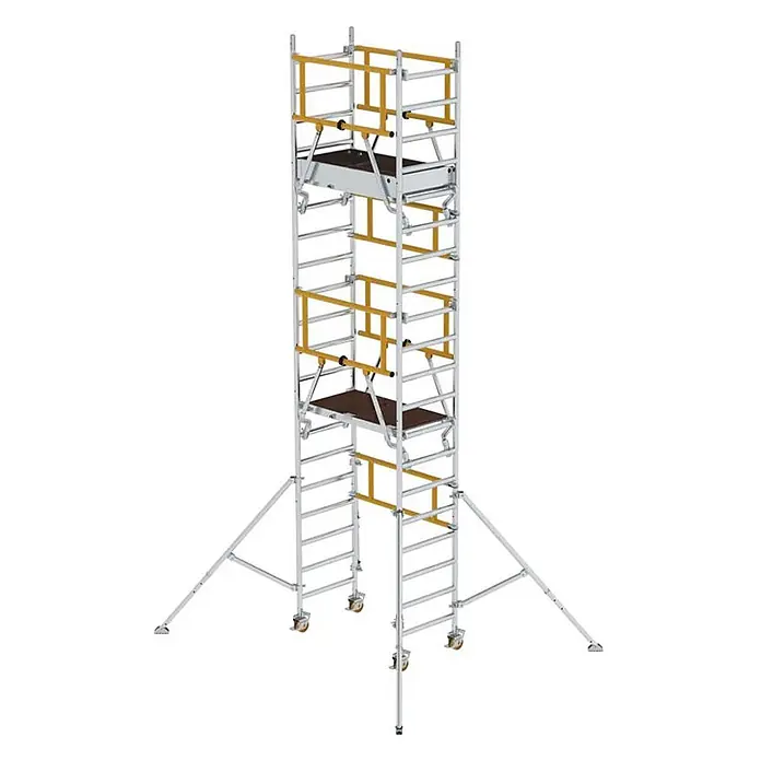 Munk Rollgerüst Flexxtower SG mit Sicherheitsgeländer 6,10m AH - Arbeitshöhe: 6.100 m - Hoher, silberfarbener mobiler Gerüstturm mit gelben Sicherheitsgeländern und zwei braunen Plattformen, gestützt durch Ausleger und Rollen.