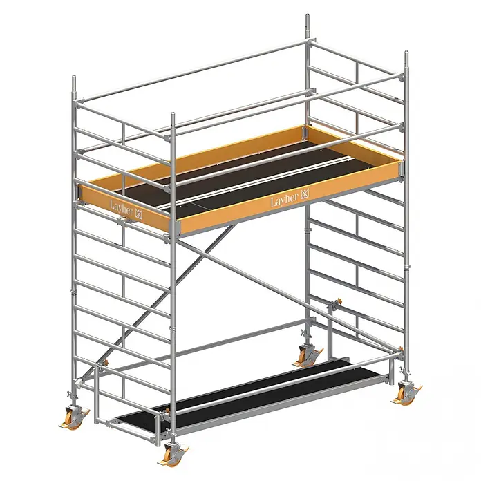 Layher Rollgerüst Rollgerüst Uni Breit P2 4,20m AH - Arbeitshöhe: 4.200 m - Fahrbares Aluminium-Rollgerüst in Silber-Grau mit zwei orange-schwarzen Plattformen und vier orangefarbenen Rollen.