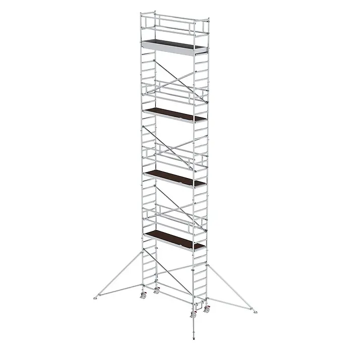 Munk Rollgerüst Aluminium-Rollgerüst mit Ausleger 2,45x0,75m Plattform 11,51m AH - Arbeitshöhe: 11.350 m - Mehrstufiger, silberner Rollgerüstturm mit dunklen Holzplattformen und stabilisierenden Auslegern.
