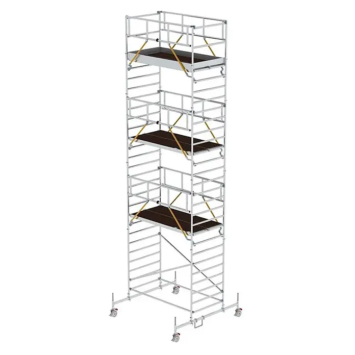 Munk Rollgerüst Rollgerüst SG mit Doppelplattform 1,35x2,45m Plattform 9,74m AH - Arbeitshöhe: 9.740 m - Hohes, silbernes Aluminium-Rollgerüst mit drei dunklen Arbeitsplattformen, stabilisiert durch Diagonalausleger und Lenkrollen.
