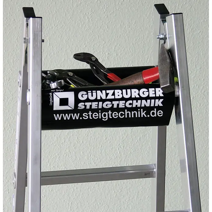 Munk Doppel-Stehleiter Sprossenstehleiter 2x10 Sprossen - Anzahl Tritte: 10 Stk., Arbeitshöhe: 4.200 m, Aluminium - Schwarze Werkzeugablage an einer silbernen Leiter, gefüllt mit Handwerkzeugen. Für bequemen Werkzeugzugang bei Höhenarbeiten.