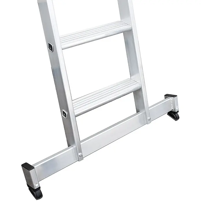 Munk Schiebeleiter Stufen-Schiebeleiter mit nivello-Traverse 2-teilig 14+10 Stufen - Anzahl Tritte: 14 Stk., Arbeitshöhe: 6.200 m, Aluminium - Unterer Teil einer silbernen Aluminiumleiter mit geriffelten Stufen und einer Stabilisatorstange mit schwarzen Endkappen und kleinen Rädern.