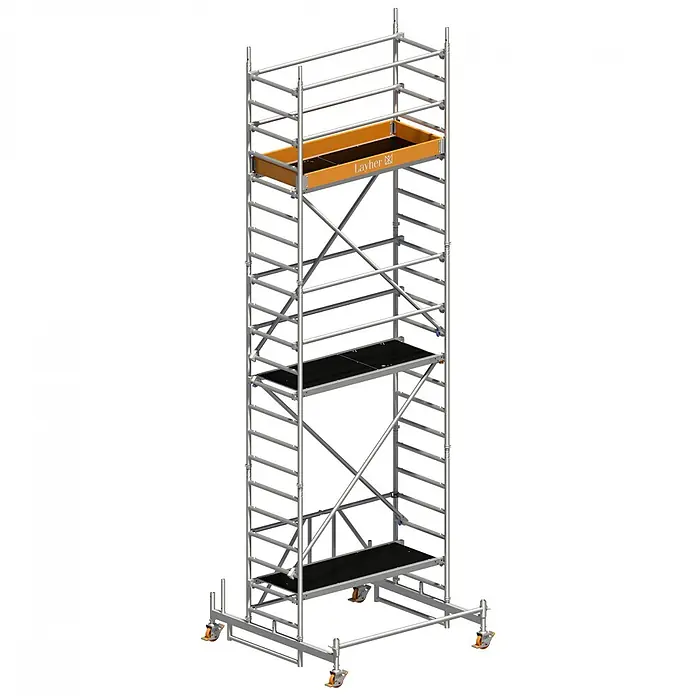 Layher Rollgerüst Rollgerüst Zifa Sicherheitsaufbau P2 6,76m AH - Arbeitshöhe: 6.760 m - Hoher, silberfarbener fahrbarer Gerüstturm mit mehreren schwarzen Plattformen und einem orangefarbenen Werkzeugkasten, auf Rollen.