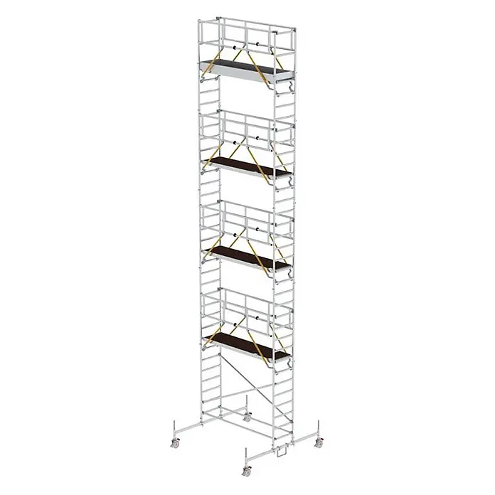Munk Rollgerüst Rollgerüst SG 0,75x2,45m Plattform 11,70m AH - Arbeitshöhe: 11.700 m - Hoher, silberfarbener fahrbarer Gerüstturm mit mehreren dunklen Plattformen und gelben Sicherheitsstreben.
