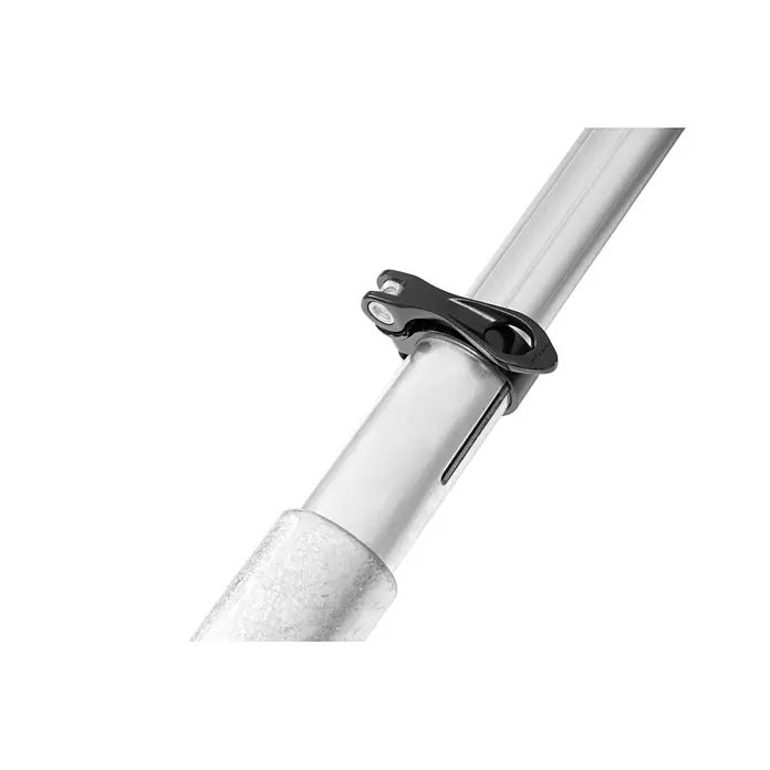 Hymer Schiebeleiter Einhängeleiter Schiebeleiter Regaleinhängeleiter 2x8 Sprossen - Arbeitshöhe: 4.950 m, Aluminium - Schwarze Schnellspannklemme fixiert zwei silberne Teleskopstangenteile.