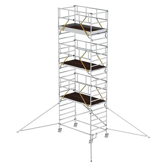Munk Rollgerüst Rollgerüst SG mit Doppelplattform 1,35x2,45m und Ausleger 8,43m AH - Arbeitshöhe: 8.430 m - Silberfarbenes, fahrbares Gerüst mit mehreren Ebenen, braunen Plattformen, Rollen und Stabilisatoren.