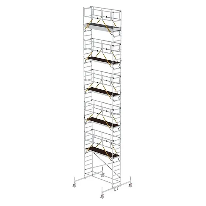 Munk Rollgerüst Rollgerüst SG 0,75x2,45m Plattform 12,54m AH - Arbeitshöhe: 12.540 m - Hohes, silberfarbenes mobiles Rollgerüst mit mehreren dunklen Plattformen, Sicherheitsgeländern, gelben Diagonalstreben und Rollen.