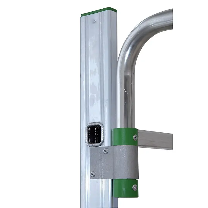 Facal Rollgerüst Alu Klappgerüst PIEGO S100 AH 2,86m - Arbeitshöhe: 2.860 m - Detail eines Aluminiumleiterabschnitts mit grünen Kunststoffschellen, die ein gebogenes Geländer sichern.