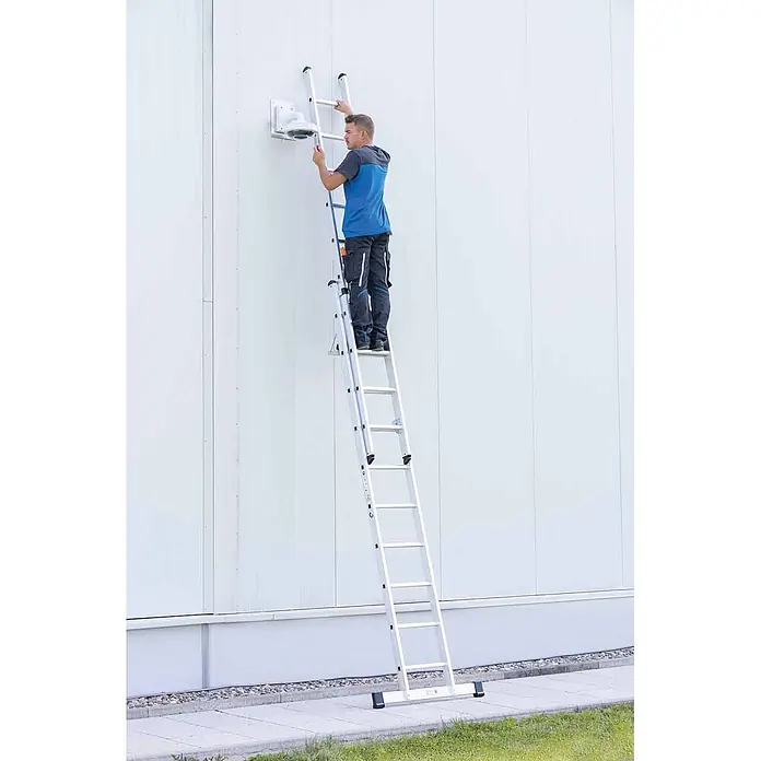Munk Schiebeleiter Schiebeleiter 2x6 Sprossen - Anzahl Tritte: 6 Stk., Arbeitshöhe: 4.100 m, Aluminium - Person auf silberner Aluminium-Mehrzweckleiter, arbeitet an Gebäudewand.