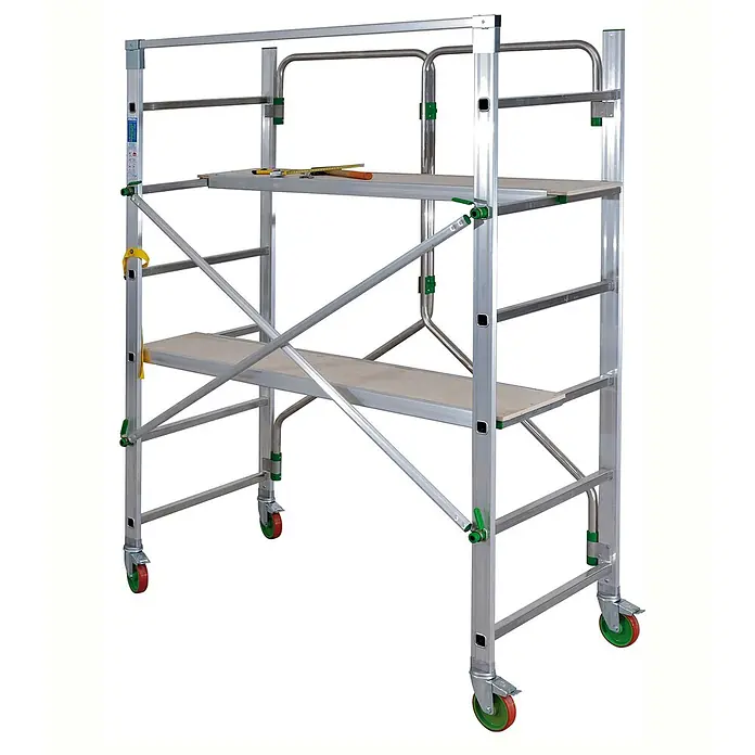 Facal Rollgerüst Alu Klappgerüst PIEGO S100 AH 2,86m - Arbeitshöhe: 2.860 m - Mobiles Aluminium-Rollgerüst mit zwei Holzplattformen und grünen Verbindungselementen, auf rot-grünen Rollen.