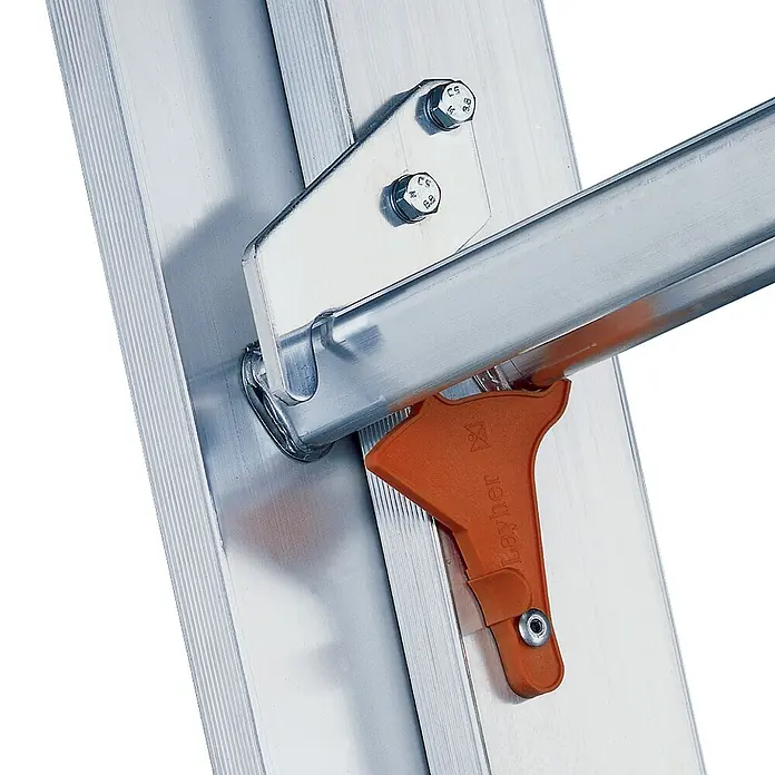 Layher Schiebeleiter Topic 1032 Stufenschiebeleiter 2x10 Stufen - Anzahl Tritte: 10 Stk., Arbeitshöhe: 5.100 m, Aluminium - Aluminiumleitergelenk mit orangefarbenem Layher Verriegelungsmechanismus.