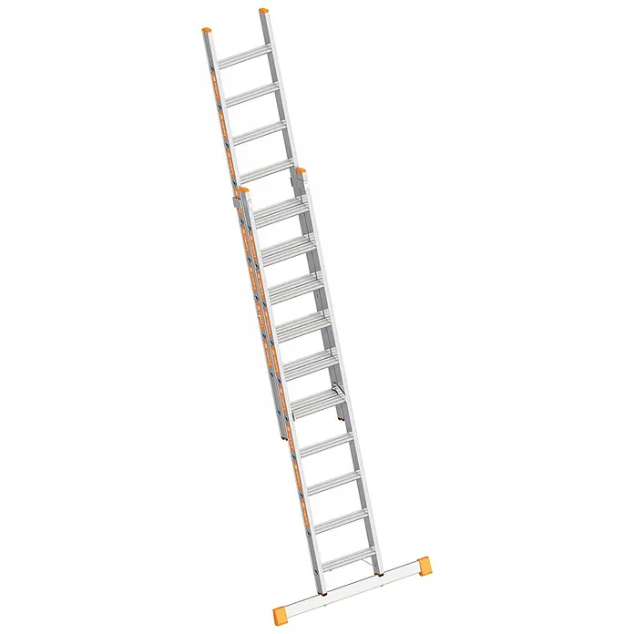 Layher Schiebeleiter Topic 1032 Stufenschiebeleiter 2x10 Stufen - Anzahl Tritte: 10 Stk., Arbeitshöhe: 5.100 m, Aluminium - Silberne Aluminium-Ausziehleiter mit 'Layher'-Branding, orangefarbenen Kappen und breiter Basis für Stabilität.