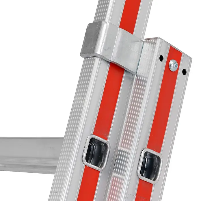 Hymer Schiebeleiter Schiebeleiter mit gebogener Traverse und Wandlaufrollen 2x16 Sprossen - Anzahl Tritte: 16 Stk., Arbeitshöhe: 9.050 m, Aluminium - Detail einer Aluminiumleiter mit roten Streifen, Metallverbindungsbügel und Schraubbefestigung.