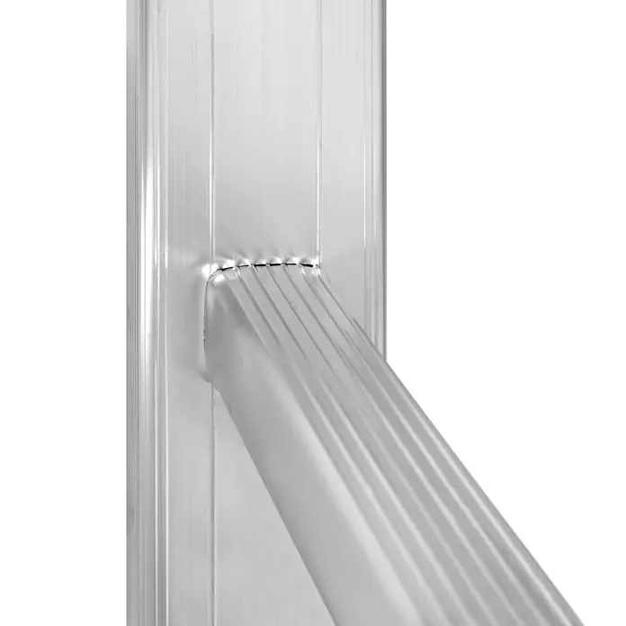 Hymer Schiebeleiter Schiebeleiter mit gebogener Traverse und Wandlaufrollen 2x16 Sprossen - Anzahl Tritte: 16 Stk., Arbeitshöhe: 9.050 m, Aluminium - Nahaufnahme einer silbernen Metallverbindung: Eine diagonale Wellstange ist an einem vertikalen Wellrahmen befestigt.
