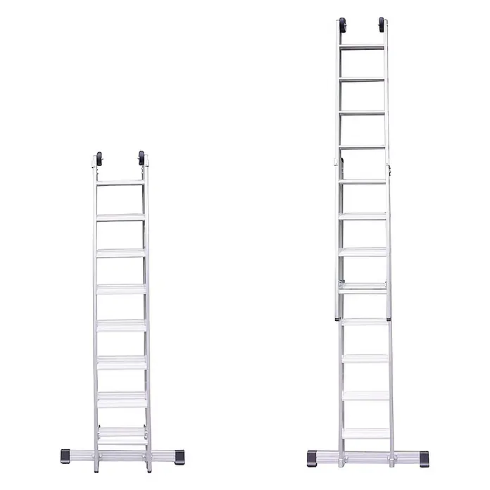 Euroline Schiebeleiter Premium 302 Stufen- Schiebeleiter 2x14 Sprossen - Anzahl Tritte: 14 Stk., Arbeitshöhe: 7.000 m, Aluminium - Zwei silberne Aluminium-Ausziehleitern, eine kürzer und eine ausgefahren, mit Stabilisatorfüßen und Rollen oben.