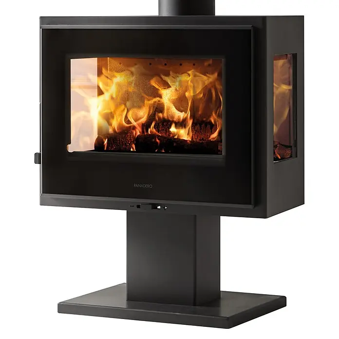 Panadero Kaminofen Atlantic 3V - 6,7 kW, Raumheizvermögen: 180 m³, Schwarz Metallic - Schwarzer moderner Holzofen mit Standfuß und sichtbaren Flammen durch die Glasfront und das Seitenfenster.