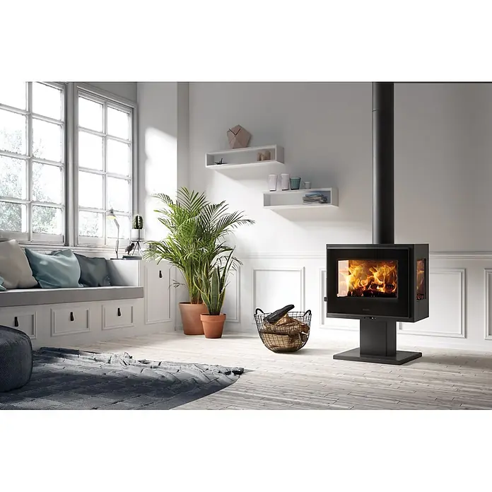 Panadero Kaminofen Atlantic 3V - 6,7 kW, Raumheizvermögen: 180 m³, Schwarz Metallic - Schwarzer, moderner, freistehender Kaminofen mit sichtbaren Flammen, im gemütlichen Wohnzimmer.