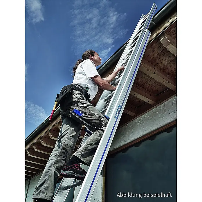 Mauderer Schiebeleiter Bavaria Schiebeleiter 925 mit Klapptraverse 3x10 Dreikantsprossen - Anzahl Tritte: 10 Stk., Arbeitshöhe: 7.700 m, Belastbarkeit: 150 kg, Aluminium - Person steigt auf einer silbernen BAVARIA Ausziehleiter an einem Haus hoch.