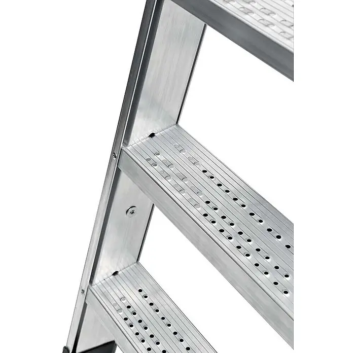 Zarges Stehleiter Stehleiter Seventec RC 4 Stufen - Anzahl Tritte: 4 Stk., Arbeitshöhe: 2.900 m, Aluminium - Nahaufnahme silberfarbener Aluminium-Leiterstufen mit rutschfesten Perforationen und robusten Holmprofilen.