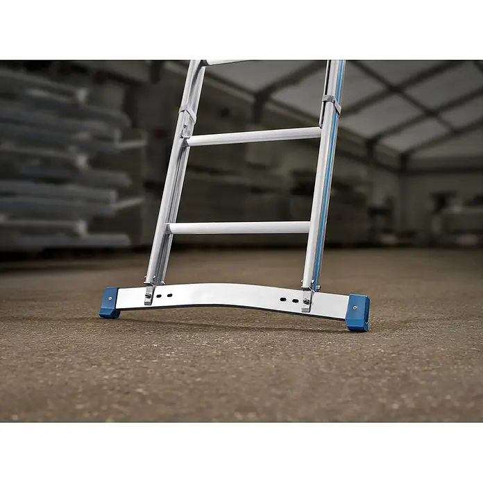 Mauderer Mehrzweckleiter Bavaria Leiterlift bis max. Förderhöhe 8,60m 2x16 Sprossen - Anzahl Tritte: 16 Stk., Belastbarkeit: 100 kg, Aluminium - Silberne Aluminiumleiter mit blauen rutschfesten Füßen auf breiter Stabilisatorstange, stehend auf Betonboden.