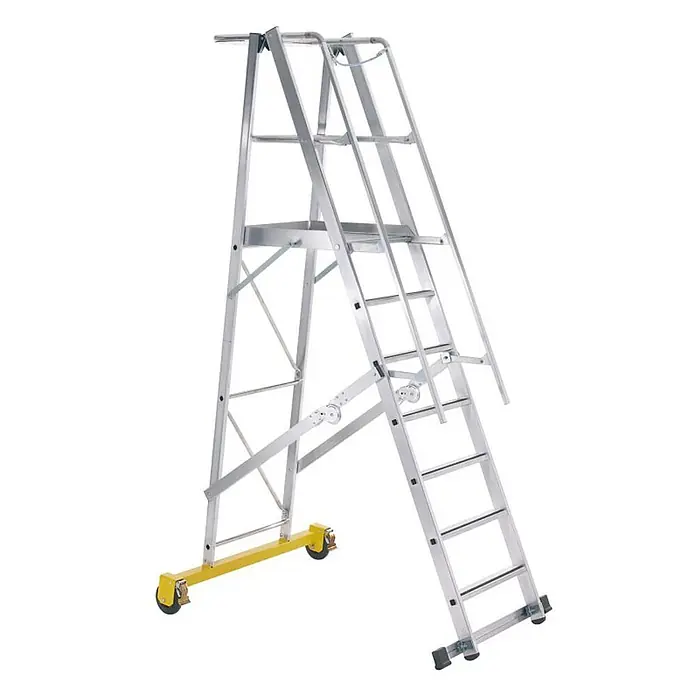Iller Leiter Podestleiter Plattform zusammenlegbar mit dreiseitigem Sicherheitsgeländer 6 Stufen - Anzahl Tritte: 6 Stk., Arbeitshöhe: 3.600 m, Aluminium - Mobile Aluminium-Arbeitsplattform mit Sicherheitsgeländer, breiten Stufen und gelbem Rollfuß.