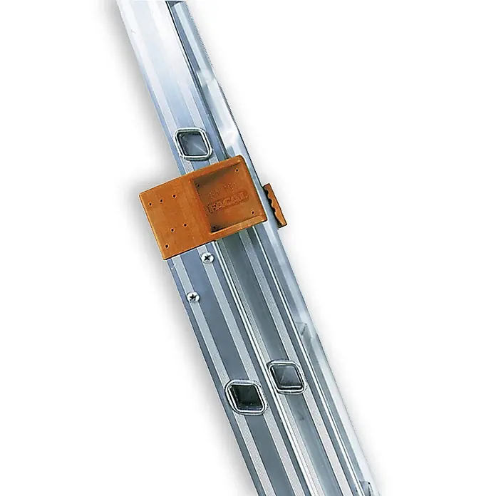 Facal Mehrzweckleiter Mehrzweckleiter 2-teilig GENIA S300 2x11 Sprossen - Anzahl Tritte: 11 Stk., Arbeitshöhe: 6.840 m, Aluminium - Braunes Holz-Leiterzubehör mit 'FACAL'-Logo an Aluminium-Leiterschiene befestigt.