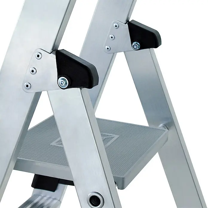 Munk Stehleiter Stehleiter mit clip-step R13 250kg, 3 Stufen - Anzahl Tritte: 3 Stk., Arbeitshöhe: 2.700 m, Aluminium - Nahaufnahme einer silbernen Metallleiter mit grauen, texturierten Stufen und schwarzen Kunststoffscharnieren.