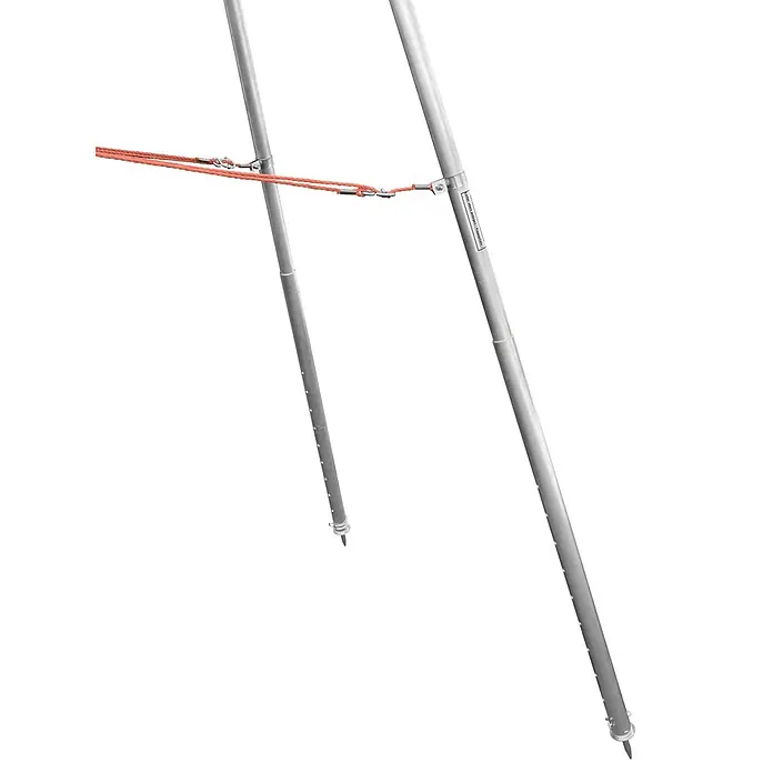 Siedra-Leitern Schiebeleiter Obstbaumschiebeleiter mit ausziehbaren Stützen 2x16 Sprossen - Anzahl Tritte: 16 Stk., Arbeitshöhe: 9.000 m, Aluminium - Zwei verstellbare silberne Metallstützbeine, verbunden durch ein orangefarbenes Spannseil zur Stabilisierung, mit Erdspießen.
