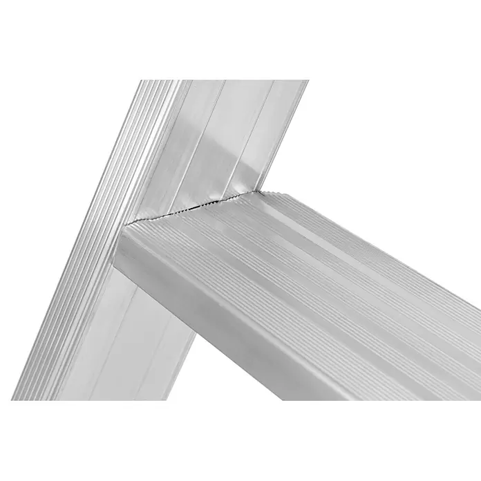 Hymer Treppenpodest Plattformleiter mit Kipprollen und langem Handlauf 4 Stufen - Anzahl Tritte: 4 Stk., Arbeitshöhe: 2.950 m, Aluminium - Nahaufnahme einer silbernen Aluminiumleiter-Sprosse und Seitenholmverbindung.