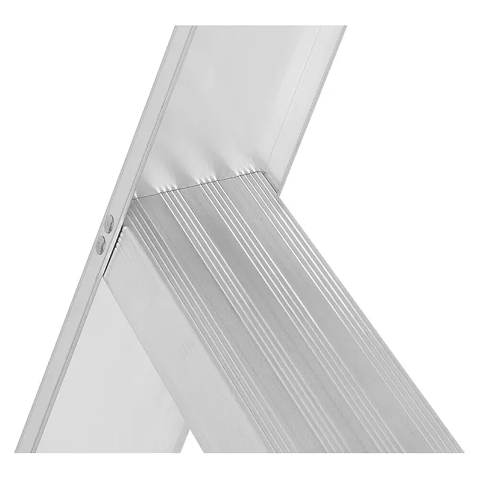 Hymer Stehleiter Stufenstehleiter mit Plattform 8 Stufen - Anzahl Tritte: 8 Stk., Arbeitshöhe: 3.840 m, Aluminium - Nahaufnahme einer Aluminiumleiter mit geriffelten, rutschfesten Stufen und Rahmen.