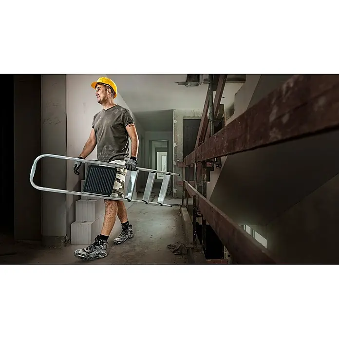 Werner Stehleiter Stufenstehleiter 4 Stufen - Anzahl Tritte: 4 Stk., Arbeitshöhe: 2.830 m, Aluminium - Silberne Aluminiumleiter mit schwarzen Stufen, von einem Arbeiter auf einer Baustelle getragen.