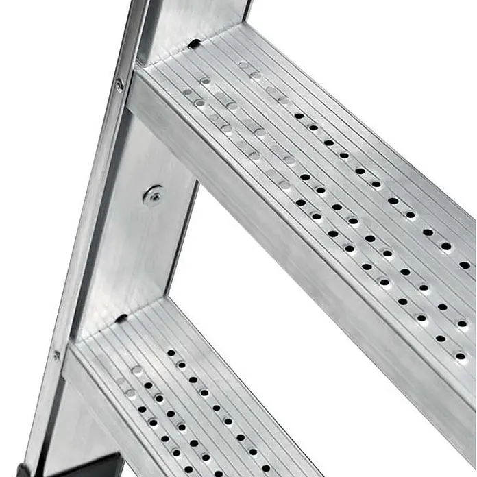 Zarges Stehleiter Arbeitspodest Seventec RC BP 2x4 Stufen - Anzahl Tritte: 4 Stk., Arbeitshöhe: 2.990 m, Aluminium - Nahaufnahme silberner Aluminium-Leiterstufen mit rutschfesten Rillen und Perforationen für Sicherheit.