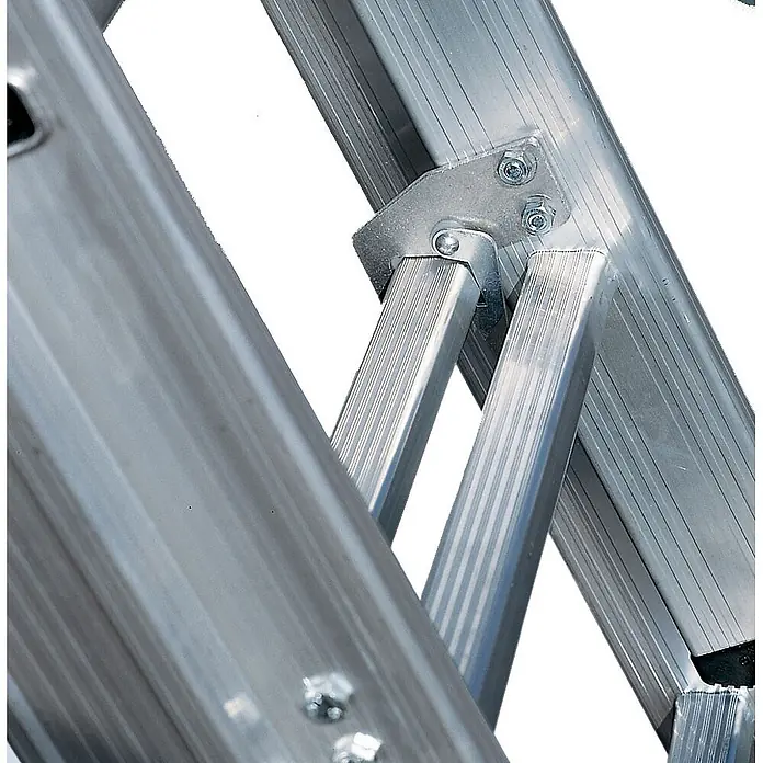 Euroline Schiebeleiter Premium 302 Schiebeleiter 2x14 Sprossen mit Vario-Traverse - Anzahl Tritte: 14 Stk., Arbeitshöhe: 7.800 m, Aluminium - Gelenk einer silbernen Aluminium-Klappleiter mit Metallplatten und Schrauben.