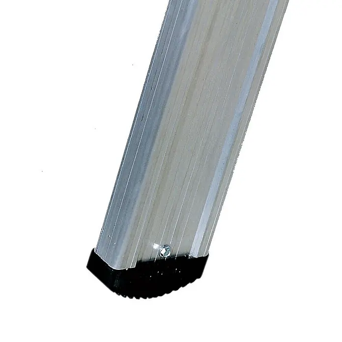 Euroline Schiebeleiter Premium 302 Schiebeleiter 2x14 Sprossen mit Vario-Traverse - Anzahl Tritte: 14 Stk., Arbeitshöhe: 7.800 m, Aluminium - Silbernes Aluminium-Leiterbein mit schwarzem Anti-Rutsch-Gummifuß, befestigt mit einer Schraube.
