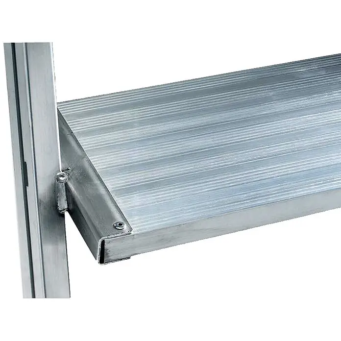 Munk Treppenpodest Podestleiter fahrbar Aluminium geriffelt 3 Stufen - Anzahl Tritte: 3 Stk., Arbeitshöhe: 2.700 m, Aluminium - Trittstufe aus geripptem Aluminium in Silber mit rutschfester Oberfläche, befestigt an einem vertikalen Rahmen.